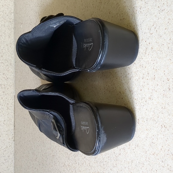 Clarks Black Leather 2.5" Heel  Mule Shoe. Size 9.5 wide - Picture 3 of 6